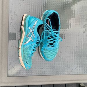 Size 6 Asics Running Shoes